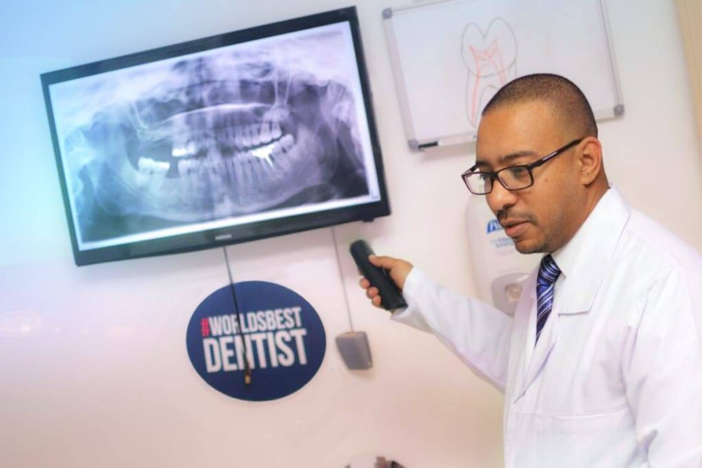 Dr. Ahmed Atteya explains digital scan to patient at Elite Smile Clinics - dentists in Cairo